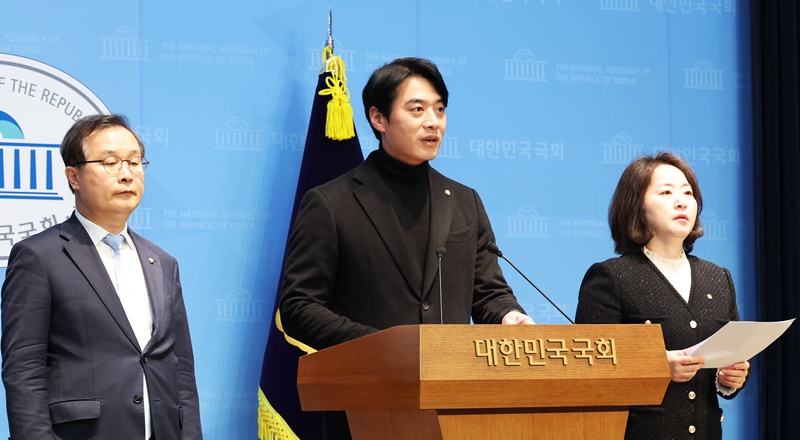 한준호 더불어민주당 정치검찰조작기소대응특별위원회 위원장이 16일 오전 서울 여의도 국회 소통관에서 대장동 사건 관련 정영학 녹취록이 검찰에 의해 조작됐다고 주장·규탄하는 기자회견을 하고 있다. / 뉴시스