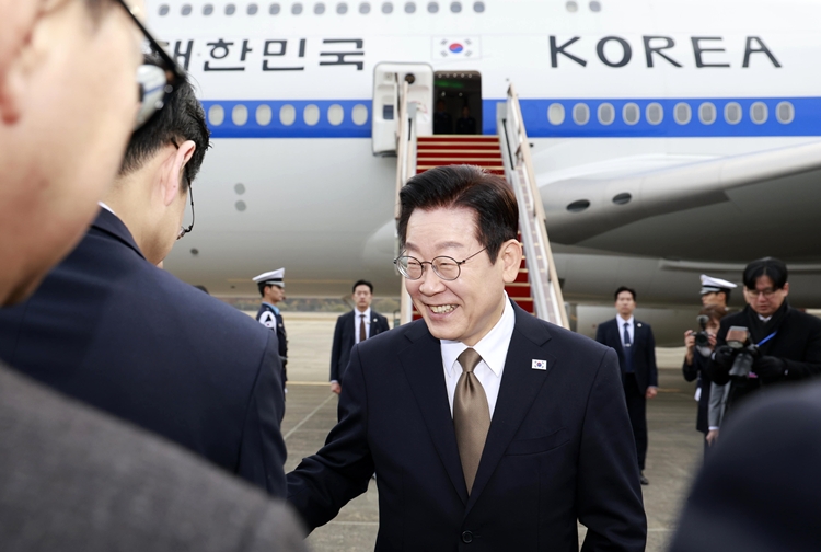 남아공 G20 정상회의 참석 차 순방길에 오르는 이재명 대통령이 17일 경기 성남 서울공항에서 환송인사들과 인사를 하고 있다. 이 대통령은 17~19일 아랍에미리트(UAE) 국빈 방문, 19~21일 이집트 공식 방문, 21~23일 남아공 G20 정상회의 참석, 24~25일 튀르키예 국빈 방문 일정을 이어간다. / 뉴시스