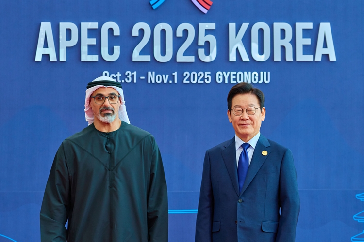 이재명 대통령과 칼리드 빈 모하메드 빈 자예드 알 나흐얀 UAE 아부다비 왕세자가 31일 경북 경주화백컨벤션센터에서 열린 2025 아시아태평양경제협력체(APEC) 정상회의에서 기념촬영을 하고 있다. / 대통령실 제공