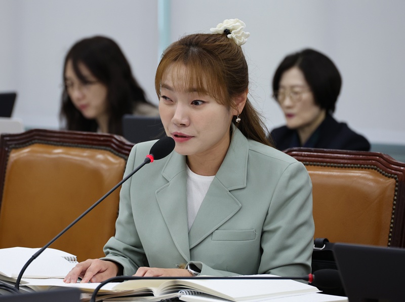 김예지 국민의힘 의원이 17일 같은 당 박민영 미디어대변인을 허위 사실을 유포한 혐의 등으로 고소했다고 밝혔다. 사진은 김예지 국민의힘 의원이 지난 10월 22일 서울 여의도 국회에서 열린 보건복지위원회의 한국보건산업진흥원 등에 대한 국정감사에서 질의를 하고 있는 모습이다.  / 뉴시스