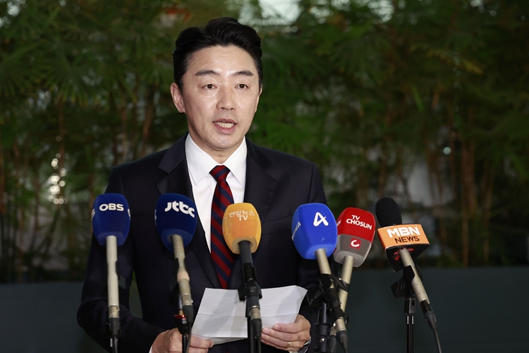 전략경제협력특사로 임명된 강훈식 대통령 비서실장이 13일 인천국제공항을 통해 아랍에미리트(UAE)로 출국에 앞서 인사말을 하고 있다. / 뉴시스