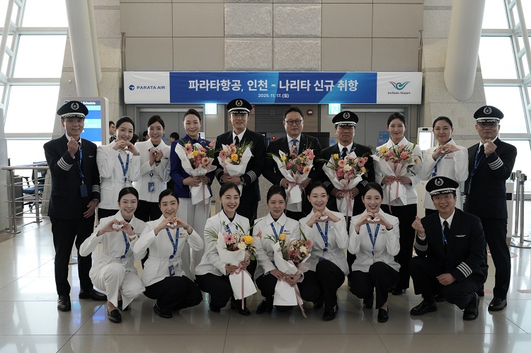 파라타항공이 국제선 운항을 개시했다. 사진은 지난 17일 인천국제공항에서 진행된 파라타항공 인천∼나리타 신규취항식에서 윤철민 대표이사(뒷줄 오른쪽에서 5번째)와 임직원들의 기념 촬영 모습. / 파라타항공