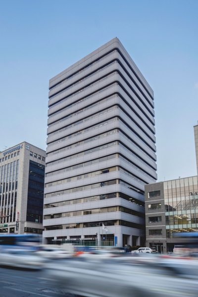 영풍이 올해 상반기 조업정지 여파를 빠르게 털어내고 있다. 매출이 수직 반등하며 수익성이 회복되는 가운데, 주요 계열사의 실적 개선도 이어지며 적자폭이 크게 축소됐다. / 영풍