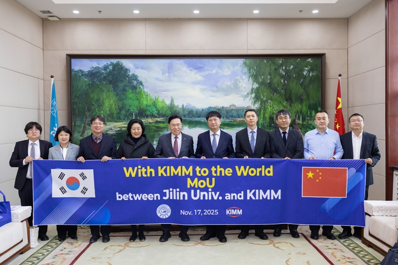 한국기계연구원(기계연)은 중국 지린대학교(Jilin University)와 3D 프린팅, 정밀제조, 자연모사기술 등 첨단 융합 분야에서 연구협력을 대폭 강화한다고 18일 밝혔다. 이를 위해 지난 17일 기계연과 지린대는 연구협력 업무협약(MOU)을 체결했다./ 한국기계연구원
