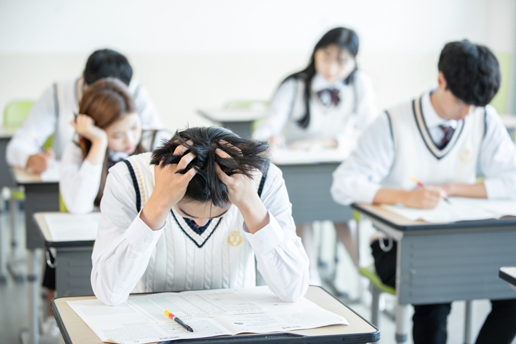 교원3단체(한국교원단체총연합회, 교사노동조합연맹, 전국교직원노동조합)에서 18일 발표한 ‘고교학점제에 대한 학생 의견 조사’ 결과에 따르면, 전국 고등학생 1,670명 가운데 33.5%가 자퇴를 적극 고민하고 있는 것으로 나타났다. / 게티이미지뱅크