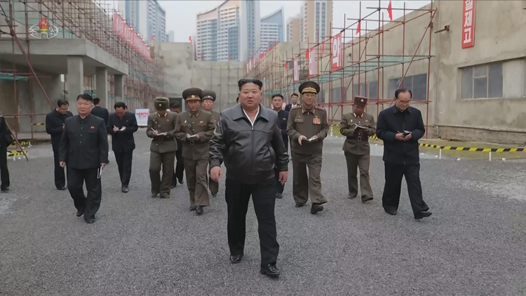 북한 조선중앙TV는 김정은 북한 국무위원장이 지난 11월 4일 학용품공장과 교구비품공장 건설사업을 현지 지도했다고 5일 보도했다. (사진=조선중앙TV 캡쳐) / 뉴시스