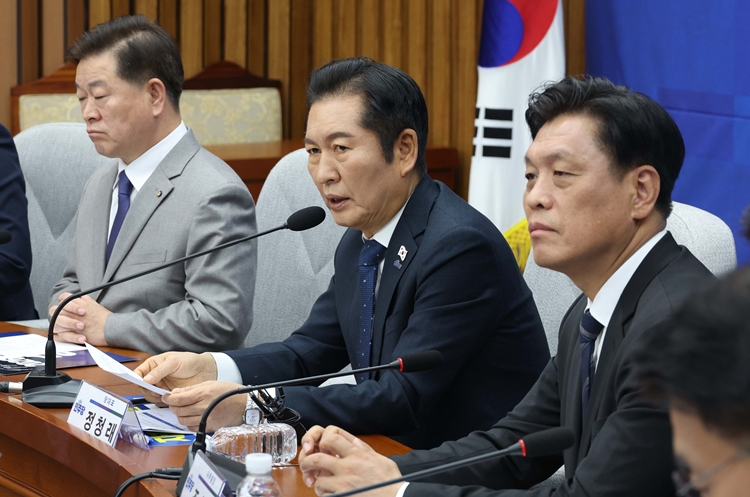 더불어민주당이 ‘대의원·권리당원 1인1표제’ 도입을 위한 당헌·당규를 개정하기 위해 전당원 투표(여론조사)를 진행하기로 한 가운데, 권리당원 투표 자격 기준을 두고 논란이 불거졌다. 사진은 정청래 대표가 18일 국회에서 열린 당대표-전국기초·광역 의회의원협의회 간담회에서 발언을 하고 있는 모습. / 뉴시스