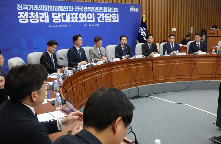 더불어민주당은 당헌·당규를 개정하기 위한 전당원 투표(여론조사)를 둘러싸고 논란이 불거지자, 수습에 나섰다. 사진은 정청래 대표가 18일 국회에서 열린 당대표-전국기초·광역 의회의원협의회 간담회에서 발언을 하고 있는 모습. / 뉴시스