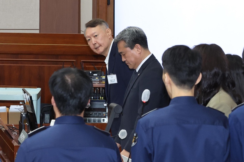 윤석열 전 대통령이 지난 9월 26일 서울 서초구 서울중앙지법에서 열린 특수공무집행방해, 직권남용 권리행사방해 등 혐의 사건 첫 공판에 출석하고 있는 모습이다. / 뉴시스