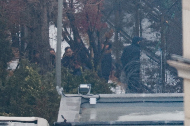 윤석열 대통령 체포영장 유효기간 만료일인 지난 1월 6일 오전 서울 용산구 한남동 대통령 관저 입구에 설치된 철조망 옆에서 경호인력들이 대화를 나누고 있는 모습이다. / 뉴시스