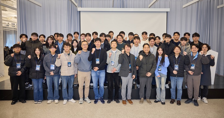 크래프톤과 SKT는 지난 18일 과학기술정보통신부 ‘독자 AI 파운데이션 모델’ 프로젝트에 참여 중인 SKT 정예팀 및 대학생, 인공지능(AI) 연구자들과 함께한 ‘2025 파운데이션 모델 테크 워크숍’을 성황리에 마쳤다고 19일 밝혔다. 사진은 SKT 정예팀 관계자들이 기념촬영하고 있는 모습. / 크래프톤