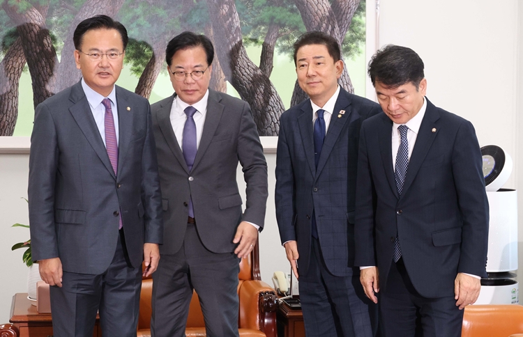 여야가 대장동 개발비리 사건 항소 포기와 관련한 국정조사 추진을 두고 평행선을 달리고 있다. 여야 모두 국정조사 추진에는 동의하지만, 방식을 두고 이견을 좁히지 못하고 있다. 사진은 김병기 더불어민주당 원내대표와 송언석 국민의힘 원내대표가 지난 18일 오후 국회에서 2+2회동에 앞서 악수를 마치고 자리로 향하고 있는 모습. 왼쪽부터 유상범 국민의힘 원내운영수석부대표, 송 원내대표, 김 원내대표, 문진석 민주당 원내운영수석부대표. / 뉴시스