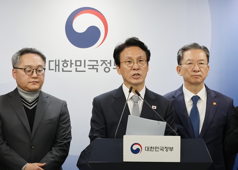 김민석 국무총리(가운데)가 18일 서울 종로구 정부서울청사에서 열린 '론스타' ISDS 취소 신청 관련 긴급 브리핑에서 정부는 오늘 오후 3시 22분경 미국 동부 시간으로는 새벽 1시 22분경에 미국 워싱턴 D.C.에 있는 국제투자분쟁해결센터(ICSID)의 론스타 ISDS 취소위원회로부터 대한민국 승소 결정을 선고받았다고 발표하고 있다. / 뉴시스