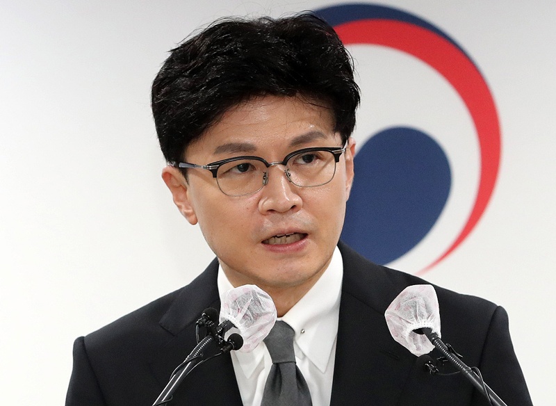 사진은 한동훈 법무부 장관이 2022년 8월 31일 오후 경기도 과천시 정부과천청사 법무부에서 론스타 국제투자분쟁(ISDS) 사건 판정 선고와 관련해 브리핑을 하고 있는 모습이다. / 뉴시스