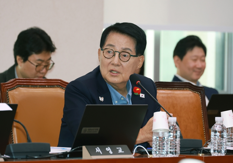 박지원 더불어민주당 의원이 연일 장동혁 국민의힘 대표를 향한 비판의 목소리를 높이고 있다. 사진은 박 의원이 지난달 30일 국회에서 열린 법제사법위원회의 법무부 등 종합감사에서 질의하고 있는 모습. / 뉴시스