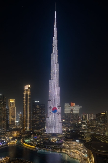 이재명 대통령의 아랍에미리트(UAE) 국빈방문 이틀째인 18일(현지시간) 두바이의 초고층 빌딩 ‘부르즈 칼리파(Burj Khalifa)’ 외벽에 태극기가 게시됐다. / 대통령실 제공 