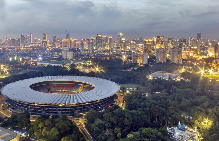 인도네시아 자카르타는 동남아 최대 비즈니스 도시로 손꼽힌다. 사진은 인도네시아 자카르타 겔로라 붕 카르노 스타디움(왼쪽 아래 원형 건축물)과 도심 야경. / 인도네시아 관광청, 셔터스톡