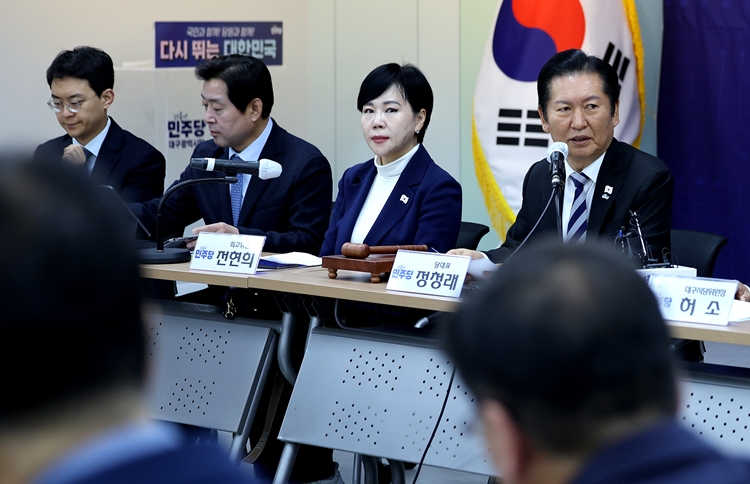 최근 사법부에 대한 비판을 자제해오던 정청래 더불어민주당 대표가 박성재 전 법무부 장관 등에 대한 구속영장이 기각되자 다시 사법부 비판에 나섰다. 사진은 정 대표가 19일 대구 중구 민주당 대구시당에서 열린 대구 현장 최고위원회의에서 발언하고 있는 모습. / 뉴시스