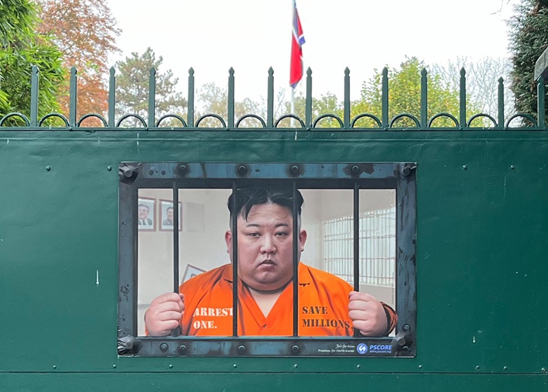 이제석 광고연구소는 6일(현지시각) 스위스 제네바 북한 대표부 건물 외벽에 김정은 북한 국무위원장을 감옥으로 보내야 한다는 내용의 광고 포스터를 부착했다고 밝혔다. 이제석 광고연구소는 한국을 대표하는 국제 북한인권단체 PSCORE와 공동으로 김정은 정권의 반인륜적 인권탄압의 범죄혐의들을 국제 사회에 널리 알리고 그에 대한 법적 심판을 받아야 한다는 내용의 거리 캠페인을 전개했다. / 뉴시스