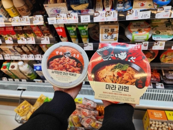 이마트24가 ‘탕화쿵푸마라탕’과 손잡고 마라 간편식 3종을 선보인다. / 이마트24
