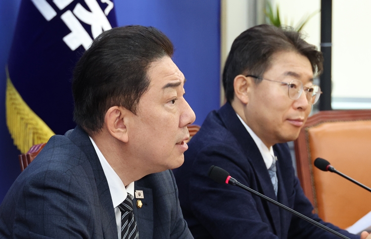 더불어민주당 등 범여권 소속 국회 법제사법위원들이 대장동 개발비리 사건 항소 포기 결정에 반발한 검사장 18명에 대해 고발하겠다고 밝힌 가운데, 원내 지도부에선 “협의를 하고 해야 하는 것 아니냐”는 불만의 목소리가 나왔다. 사진은 김병기 원내대표가 20일 국회에서 열린 정책조정회의에서 발언을 하고 있는 모습. / 뉴시스