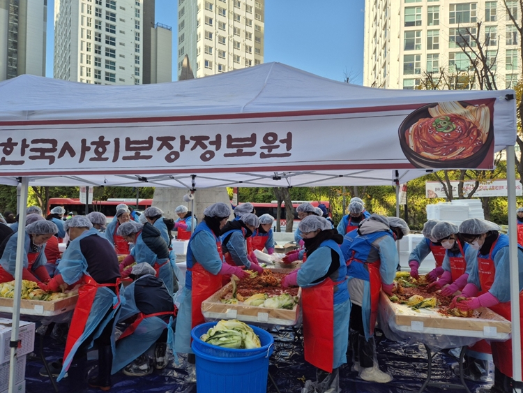한국사회보장정보원이 광진복지재단을 비롯한 7개 기관과 함께 광진구 시설관리공단 앞 광장에서 '2025년 제3회 사랑의 김장행사'를 진행했다. / 한국사회보장정보원