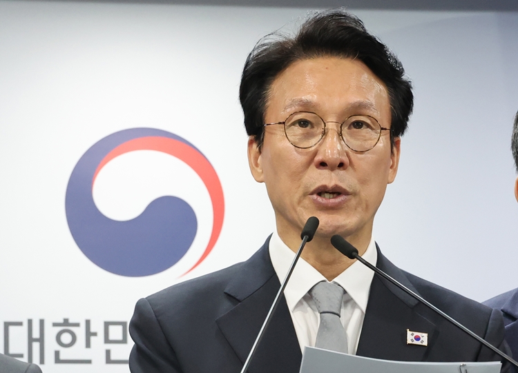 김민석 국무총리가 18일 서울 종로구 정부서울청사에서 열린 '론스타' ISDS 취소 신청 관련 긴급 브리핑을 열고 국제투자분쟁해결센터(ICSID)의 론스타 ISDS 취소위원회로부터 대한민국 승소 결정을 선고받았다고 발표하고 있다. / 뉴시스 