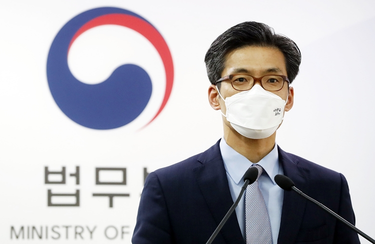 신임 서울중앙지검장에 박철우 대검찰청 반부패부장이 임명됐다. 이를 두고 야권에선 ‘보은 인사’라며 비판했고, 여권은 정상적인 인사라며 정부 결정에 힘을 실었다. 사진은 박 신임 지검장이 법무부 대변인이던 지난 2021년 6월 24일, 경기 과천시 정부과천청사 법무부에서 브리핑을 하고 있는 모습. / 뉴시스