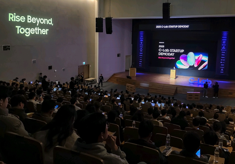 삼성전자는 20일 서울 서초구 삼성전자 서울R&D캠퍼스에서 ‘2025 C랩 스타트업 데모데이’를 개최했다고 밝혔다. 이번 행사는 삼성전자가 직접 육성한 C랩 아웃사이드 7기 스타트업들의 성과를 공유하고, 투자 유치와 사업 협력 기회를 확대하기 위해 마련됐다./ 삼성전자