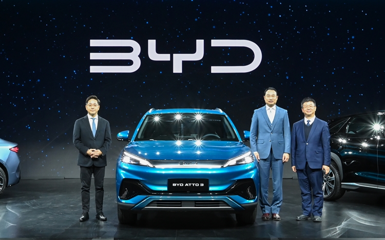 BYD코리아가 올해 10월말까지 3,791대의 신차 판매를 기록했다. 11월과 12월 판매 기간이 남은 것을 감안하면 연말까지 누적 5,000대 판매 가능성도 점쳐진다. 사진은 올해 1월 16일 BYD코리아 출범 행사에서 조인철 BYD코리아 승용 부문 대표(왼쪽)와 류쉐량 BYD 아시아태평양 자동차 영업사업부 총경리(오른쪽 두 번째), 딩하이 미아오 BYD코리아 대표(오른쪽 첫 번째)가 BYD 아토3 모델과 기념사진을 촬영한 모습. / BYD코리아