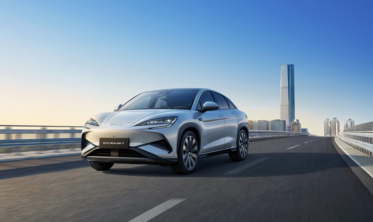 BYD코리아가 올해 신차 3종을 빠르게 출시하면서 국내 시장에서 파이를 넓히고 있다. 사진은 BYD 중형 전기 SUV 모델 씨라이언7. / BYD코리아