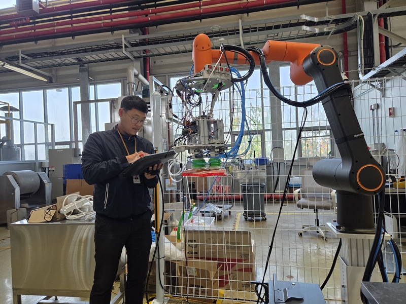 한국식품연구원(식품연)은 3D뎁스 카메라와 사물인터넷(IoT)센서가 융합된 ‘AI기반 스마트 그리퍼’를 개발했다고 20일 밝혔다./ 한국식품연구원