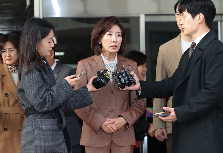 나경원 국민의힘 의원이 20일 오후 서울 양천구 서울남부지방법원에서 열린 국회 '패스트트랙 충돌' 사건 선고 기일을 마친 뒤 법정을 나서며 입장을 밝히고 있다. / 뉴시스