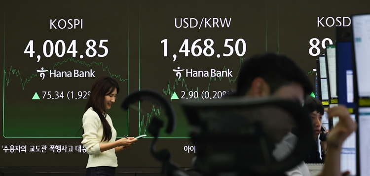 최근 몇 달간 국내 증시가 활황세를 보이면서 기업공개(IPO) 시장에 훈풍이 불고 있다. 사진은 20일 서울 중구 하나은행 딜링룸. / 뉴시스