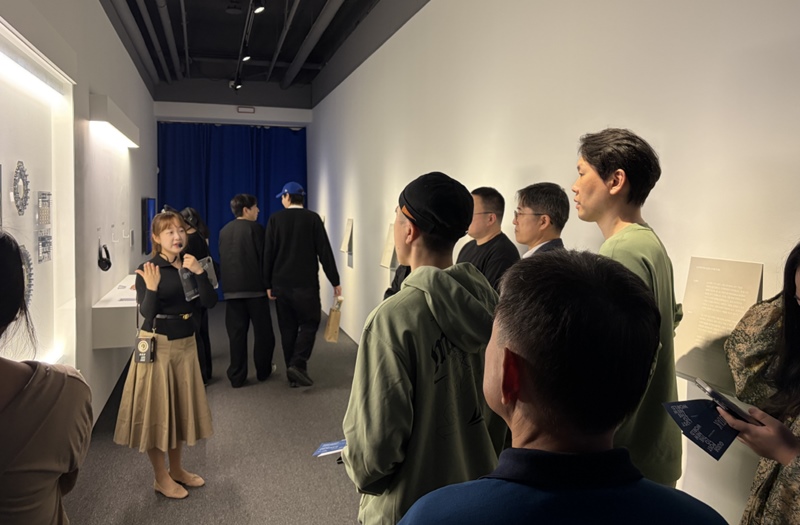 세화미술관 특별 도슨트 해설 프로그램에 참여하고 있는 관람객들의 모습. / 태광그룹