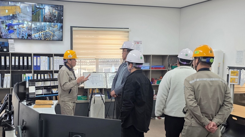 영풍 석포제련소 관계자가 강원 영월군청 전략산업팀 관계자들에게 ZLD 시스템에 대해 설명하고 있다. / 영풍