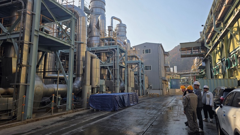 강원 영월군청 전략산업팀 관계자들이 ZLD 시스템 앞에서 석포제련소 관계자로부터 설명을 듣고 있다.