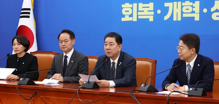 이재명 대통령이 주요 20개국(G20) 정상회의 참석을 계기로 7박 10일간의 해외순방 일정을 소화 중인 가운데, 더불어민주당 내에서 ‘엇박자’를 노출하는 상황이 재연됐다. 사진은 김병기 원내대표가 20일 국회에서 열린 정책조정회의에서 발언을 하고 있는 모습. / 뉴시스