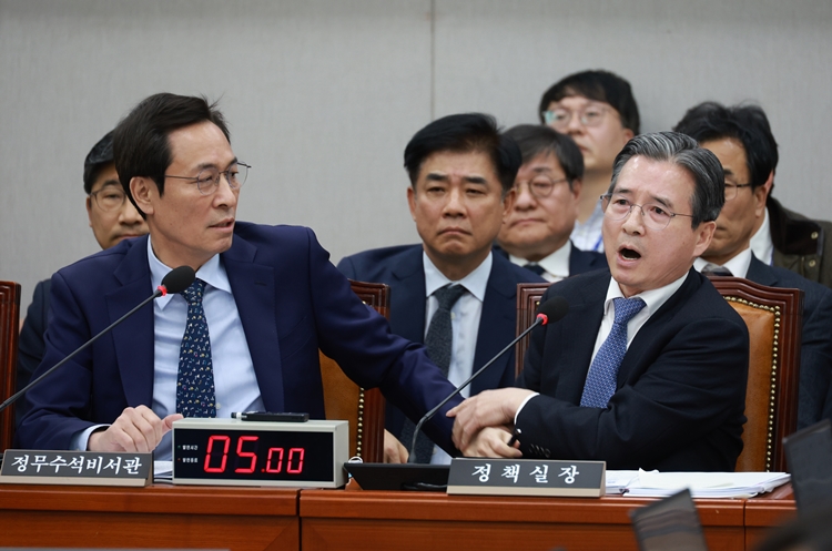 이재명 대통령이 해외 순방 중인 상황에서 대통령실 참모가 국회에서 야당 의원과 언쟁을 주고받아 논란이 됐다. 사진은 김용범 대통령비서실 정책실장이 지난 18일 국회에서 열린 운영위원회 전체회의에서 김은혜 국민의힘 의원의 전세 관련 질의를 듣던 중 가족이 언급되자 격노하고 있고, 옆에 있던 우상호 정무수석이 만류하고 있는 모습. / 뉴시스