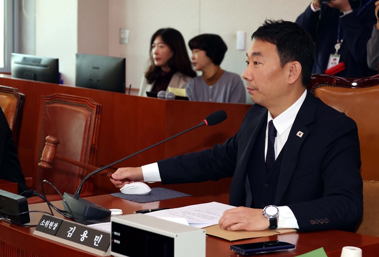 국회 법제사법위원회 소속 범여권 의원들이 ‘대장동 항소 포기’에 반발한 검사장 18명에 대해 고발하겠다고 밝히자, 더불어민주당 지도부가 “사전 논의 없었다”고 밝히는 등 불쾌감을 드러냈다. 사진은 민주당 소속인 김용민 법사위 법안심사제1소위원장이 19일 국회 법제사법위원회 법안심사제1소위원회에서 의사봉을 두드리고 있는 모습. / 뉴시스