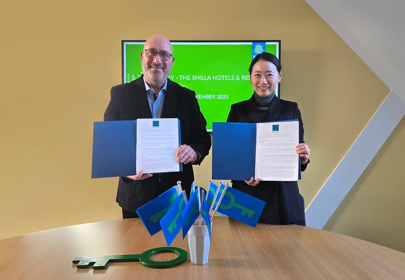 지난 17일 환경교육재단 본부에서 진행된 ‘호텔신라–환경교육재단 간 그린키 인증 업무협약식'에서 신라호텔 이주영 마케팅 그룹장(오른쪽), 환경교육제단 다니엘 셰퍼(왼쪽) 대표가 기념사진을 촬영하고 있다. / 호텔신라