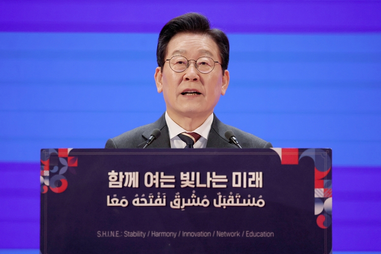 이집트를 공식 방문 중인 이재명 대통령이 20일(현지 시간) 카이로대학교에서 '함께 여는 빛나는 미래'라는 주제로 연설하고 있다. / 뉴시스