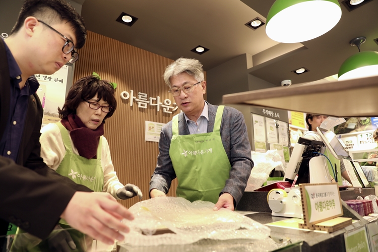 장세욱 동국제강그룹 부회장이 19번째로 열린 ‘동국제강그룹과 함께하는 아름다운하루’ 행사에 일일점원으로 함께 했다. / 동국제강그룹