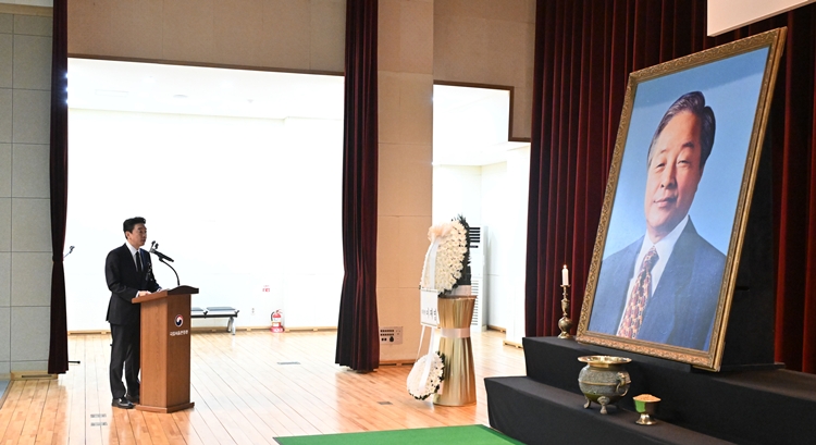 강훈식 대통령실 비서실장이 21일 오전 서울 동작구 서울현충원에서 열린 김영삼 대통령 서거 10주기 추모식에서 추모사를 하고 있다. (공동취재) / 뉴시스