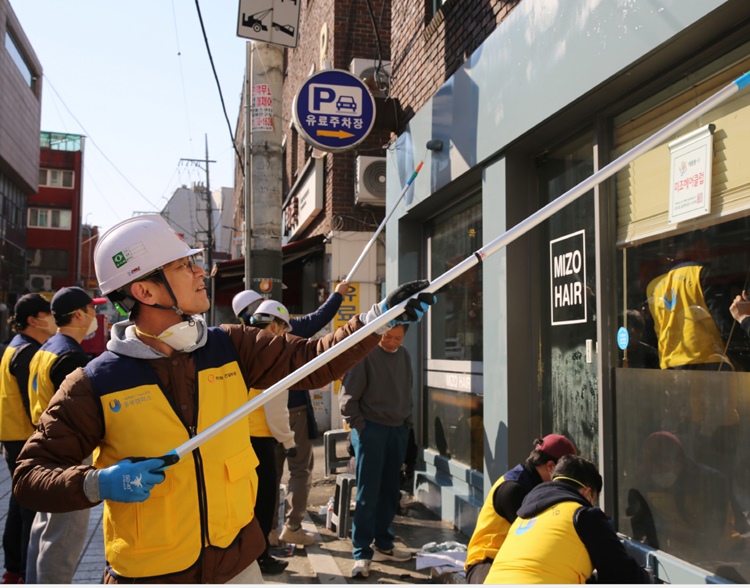 ㈜한화 건설부문과 서울특별시 기술교육원 동부캠퍼스 교육생들이 ‘소상공인 노후점포 환경개선’ 활동에 참여하고 있다. / ㈜한화 건설부문
