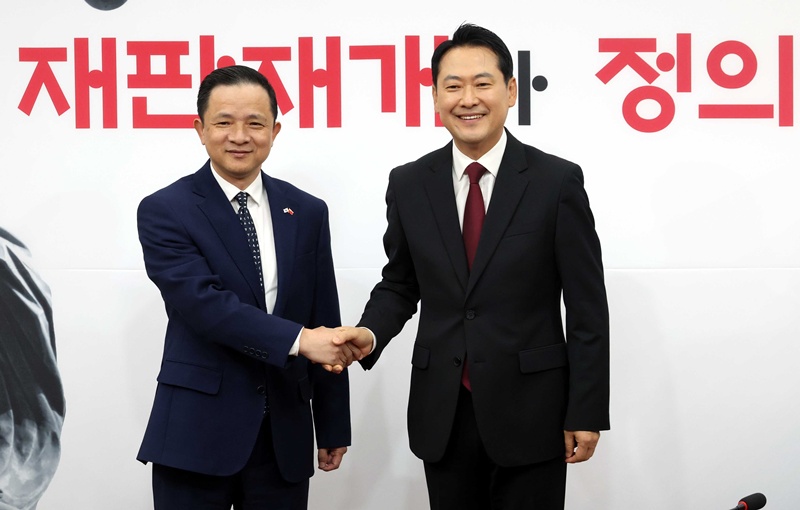 장동혁 국민의힘 대표가 21일 오후 서울 여의도 국회에서 다이 빙 주한중국대사(좌측)를 접견하며 악수를 하고 있다. / 뉴시스