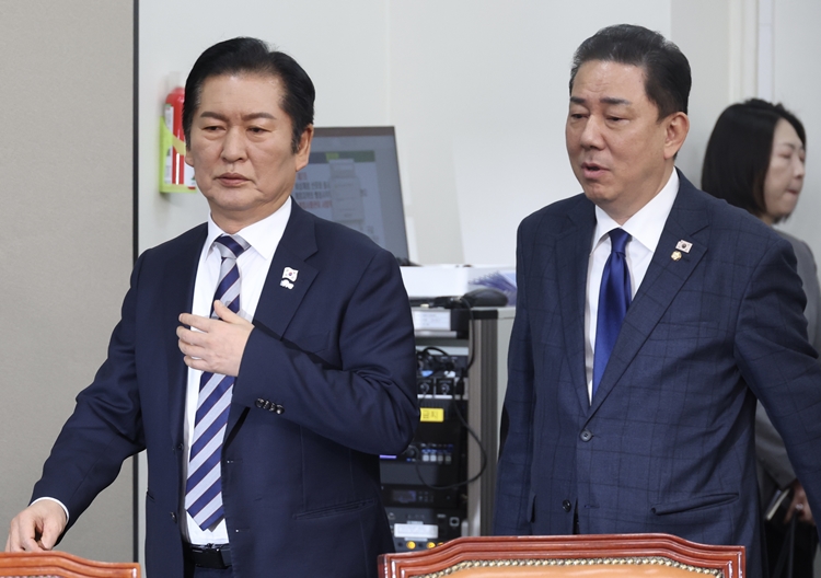 내란전담재판부 설치를 요구하는 목소리가 더불어민주당 내에서 다시 분출하고 있는 가운데, 당 지도부는 일단 내란전담재판부 설치 논의에 대해 속도 조절에 나선 모습이다. 사진은 정청래 대표와 김병기 원내대표가 21일 국회에서 열린 최고위원회의에 참석하고 있는 모습. / 뉴시스