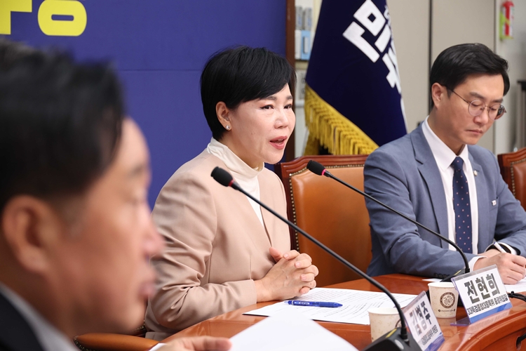 더불어민주당 ‘3대특검종합대응특별위원회’는 이재명 대통령 해외 순방이 마무리되면 내란전담재판부 설치 관련 법안 통과를 추진할 방침이다. 사진은 특위 위원장인 전현희 최고위원이 21일 국회에서 열린 특위 회의에서 발언을 하고 있는 모습. / 뉴시스