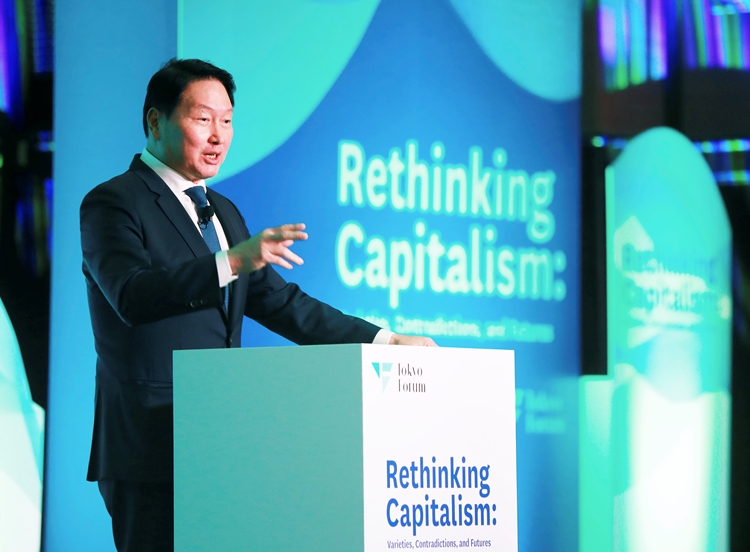 최태원 SK그룹 회장 겸 최종현학술원 이사장이 21일 일본 도쿄 도쿄대에서 열린 ‘도쿄포럼 2025’에서 자본주의 심화에 따른 복합적 문제를 진단하고, 이를 해결하기 위한 사회적가치 측정과 관리의 중요성을 강조했다. /  SK그룹