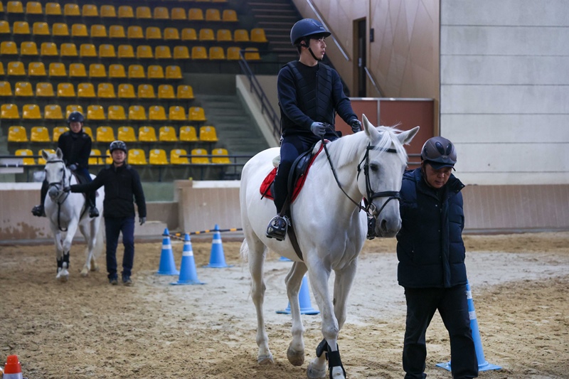한국마사회가 과천시와 함께 과천 시민을 위한 무료 승마 교실을 운영한다고 밝혔다. 사진은 과천 시민이 한국마사회에서 승마 강습을 받고 있다. / 한국마사회